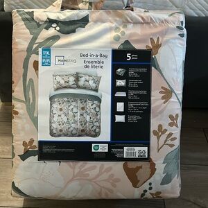 NWT Bed in a Bag 5-piece set Twin / Twin XL